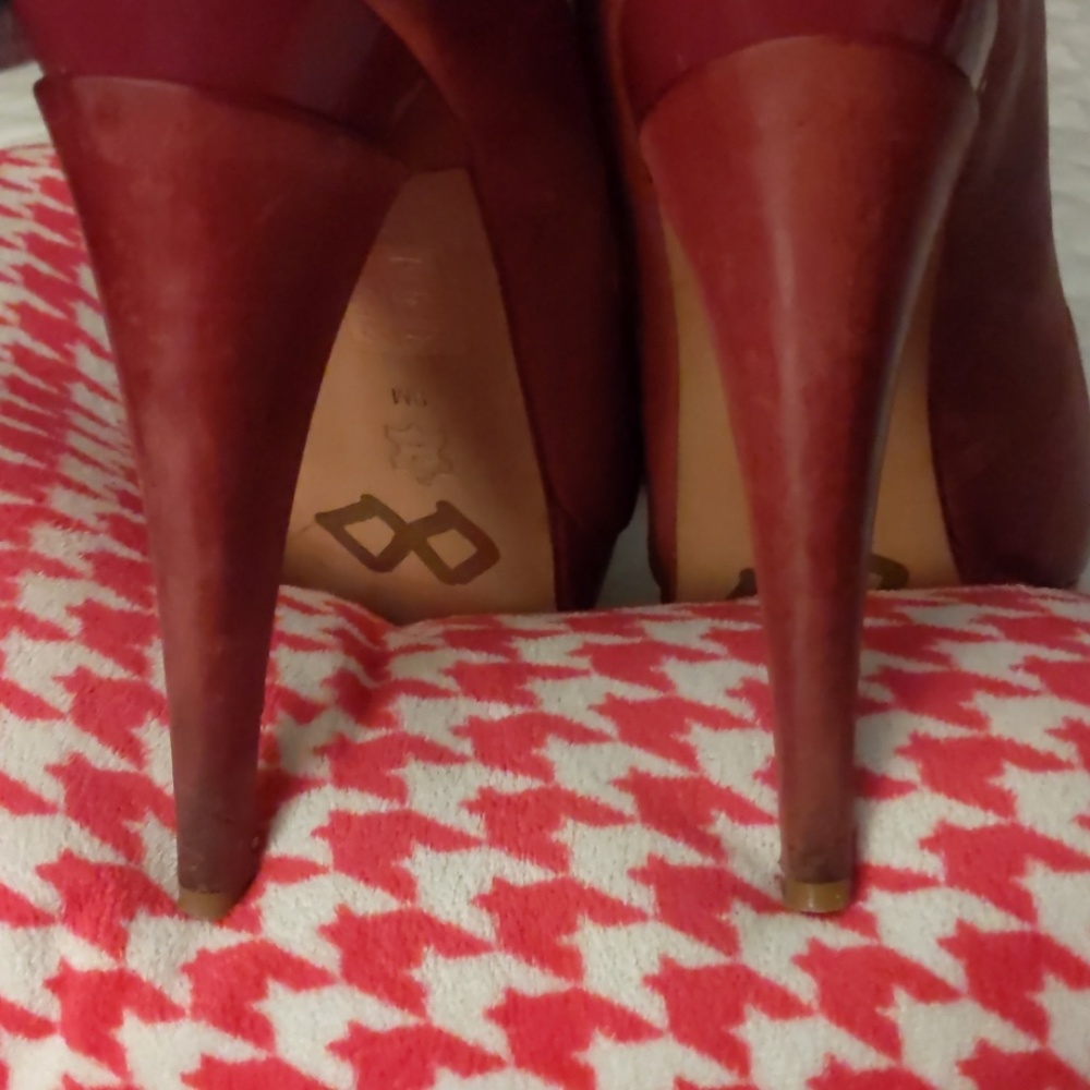 Heels - Picture 4 of 4
